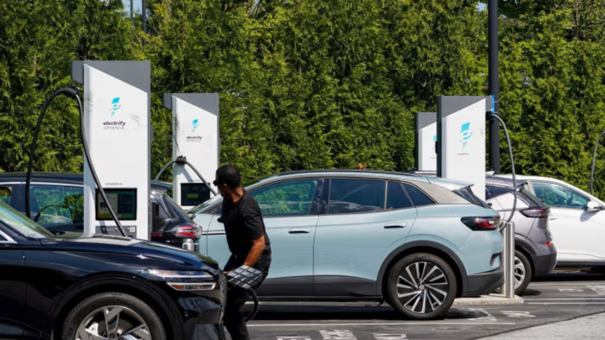 Image: How Grocery Stores Became the New EV Charging Hubs